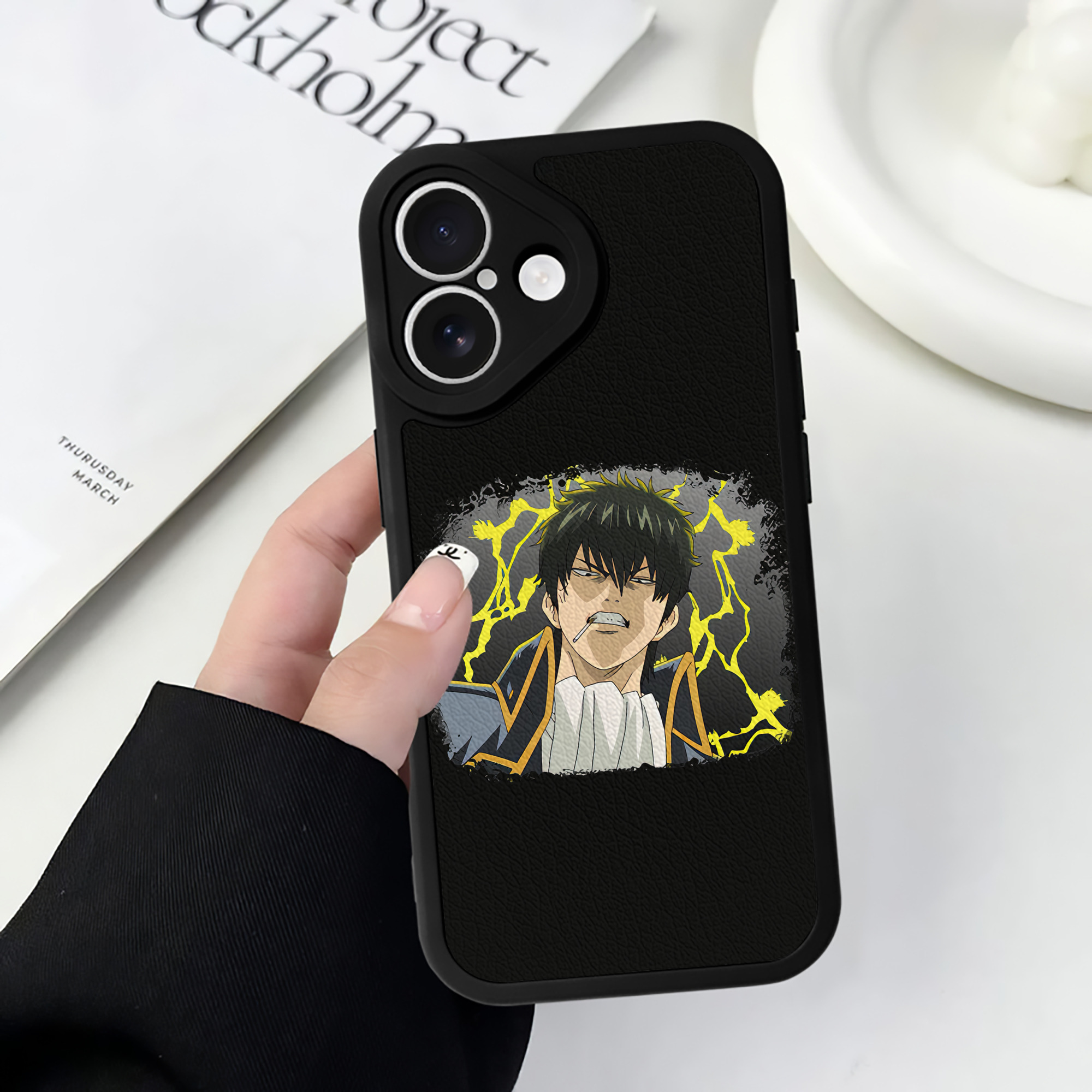 （画像用） ぎんたま 坂田銀時（さかたぎんとき） 神楽 志村新八（しむら しんぱち） GINTAMA Sakata Gintoki Kagura Shimura Shinpachi 【iPhone 16シリーズ対応】シリコンスマホケース（レザー調） 材質：シリコン